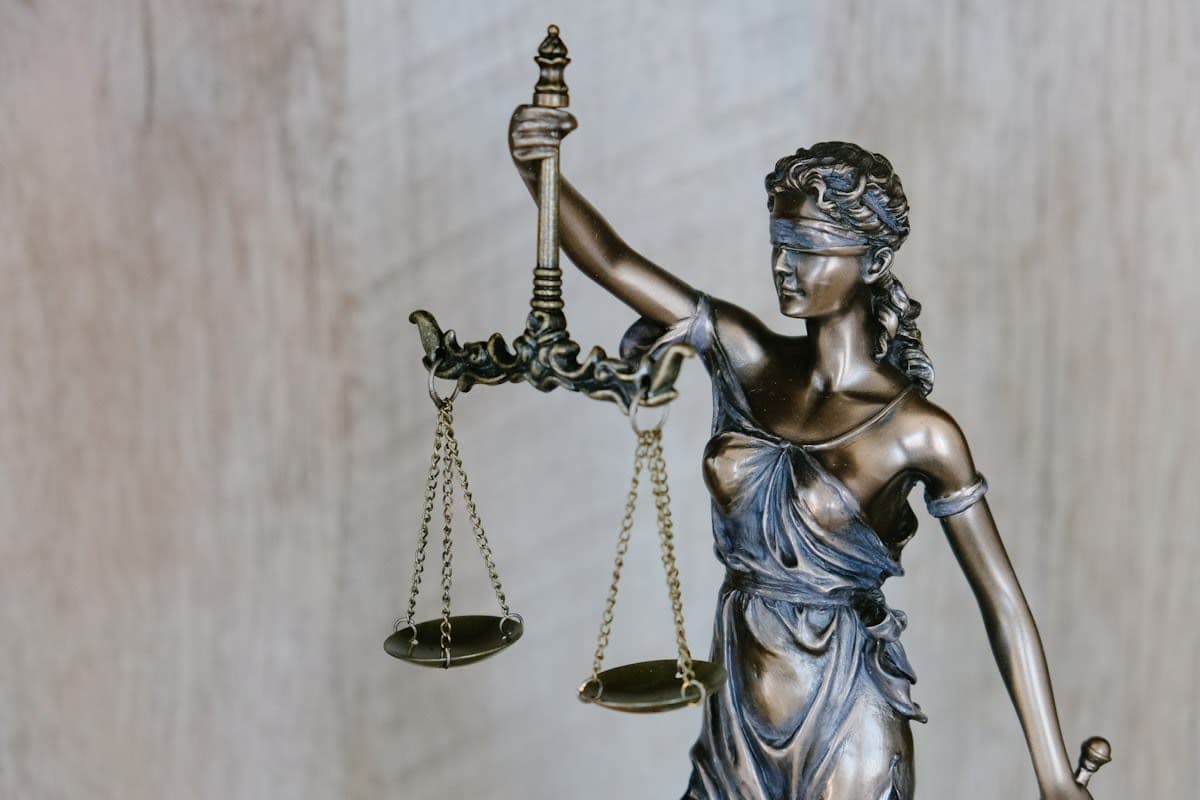 Ehepaar beim Scheidungsgespräch mit Unterlagen — Versorgungsausgleich Rente nach Scheidung